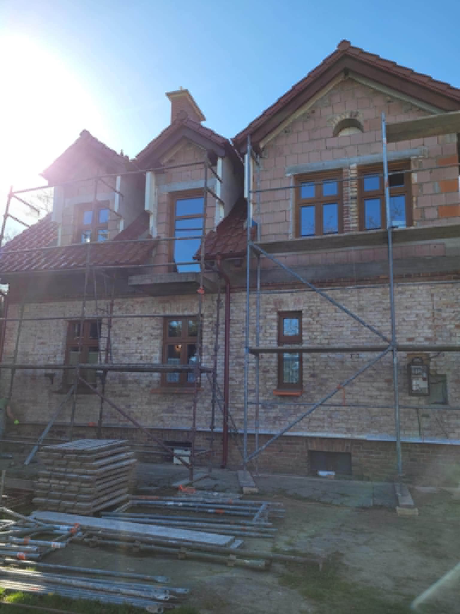 Renowacja elewacji domu z cegły – prace budowlane Piła